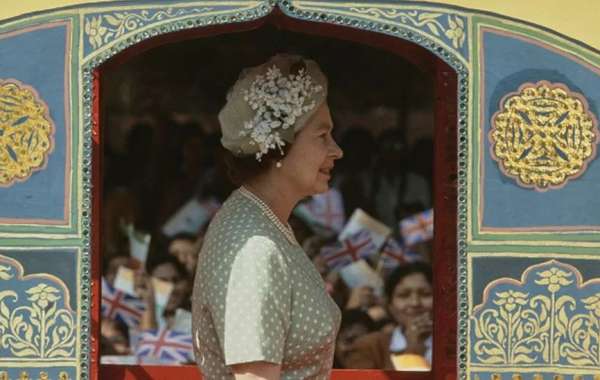 Queen Elizabeth II: How the monarch charmed millions of Indians