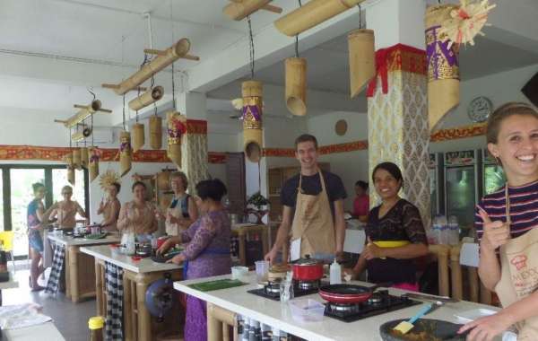 Mengungkap Kearifan Lokal Bali Mengikuti Kursus Masak dan Kerajinan