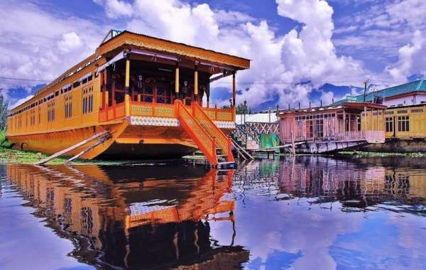 Experience Luxury with the Best Houseboats in India