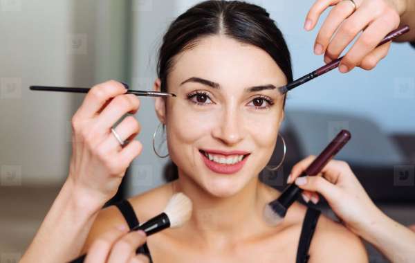 The Benefits of Booking a Local Makeup Artist in Noida