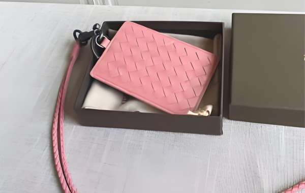 使用 Bottega Veneta 的精致真皮肩帶和手提包提升您的時尚品味