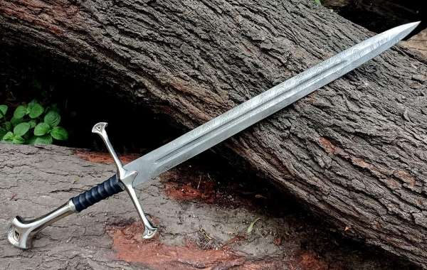 Exploring the Craftsmanship Behind Damascus Replica Swords: A Perfect Blend of History and Art