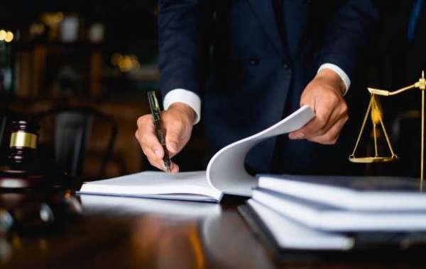 The Role of Commercial Contract Solicitors and Contract Lawyers