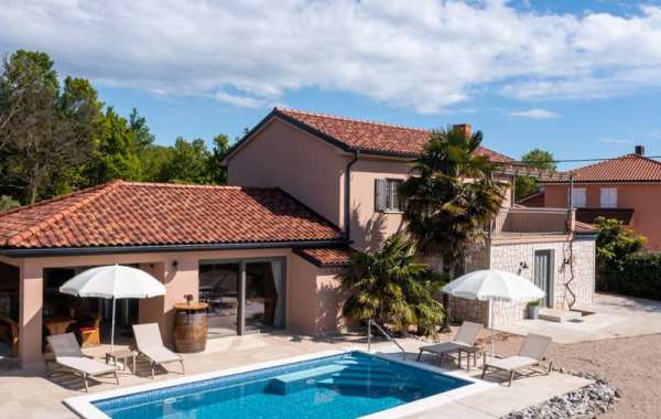 Discover the Ultimate Luxury Experience with a Villa Featuring a Pool