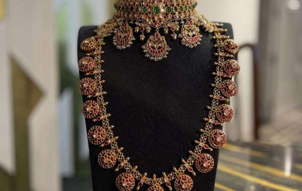 Gold vs. Kundan: Choosing the Best Indian Bridal Jewellery for Your Wedding