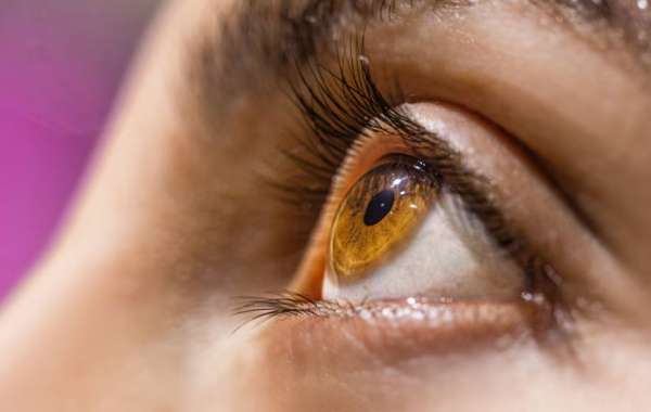 Star Style Evolution: Redefining Celebrity Looks with Coloured Contacts